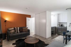 una sala de estar con un sofá y una mesa en Résidence La Petite Ourse - maeva Home - Studio 3 Personnes - Sélection MAE-4901, en Arâches-la-Frasse 14 fotos más