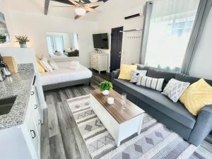 Posezení v ubytování Hidden King Suite with Garden Parking - 4 Guest