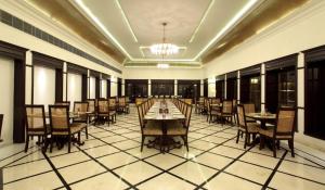 Restoran või mõni muu söögikoht majutusasutuses Juna Mahal Jungle Resort Ranthambore