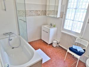 um banheiro com banheira, pia e chuveiro em Maison de Charme Classée 3 étoiles - Calme, Jardin, Salle de Sport, Piscine em Marselha