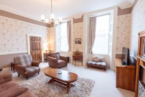sala de estar con sofá, sillas y TV en Luxury Nautical Large Apartment - 2 Bedroom - Whitby Centre - FREE Private Parking en Whitby