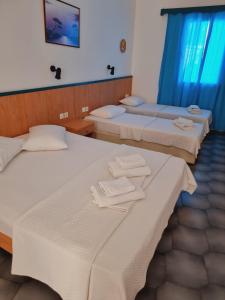 Łóżko lub łóżka w pokoju w obiekcie Budget studios 50m from the beach and Perissa center