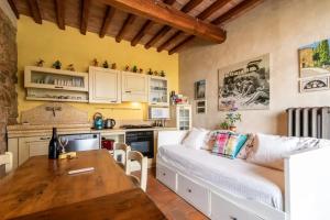 A kitchen or kitchenette at One bedroom house with city view private pool and garden at Monte San Savino