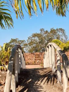 un pont devant un mur de briques dans l'établissement Casa da Namaacha, à Maputo