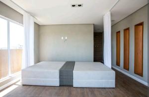 une chambre avec un grand lit dans une pièce dans l'établissement Flat 313 na melhor localização de Cabo Frio, à Cabo Frio 39 autres photos