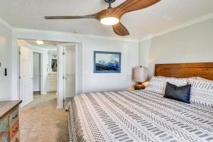 una camera con letto e ventilatore a soffitto di Pet-Friendly Buena Vista Home with Yard and Hot Tub! a Buena Vista