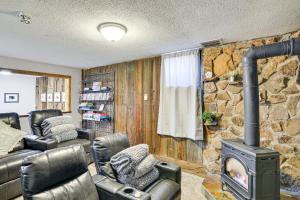 Χώρος καθιστικού στο Pet-Friendly Buena Vista Home with Yard and Hot Tub!