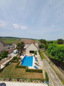 una vista aérea de una casa con piscina en LA CONFRERIE à MEURSAULT au CŒUR DE LA BOURGOGNE, en Meursault