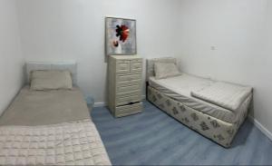 1 dormitorio con 2 camas y vestidor en دار ورد 8, en Medina