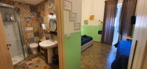 bagno con vasca, lavandino e servizi igienici di B&B Maricentro a Taranto