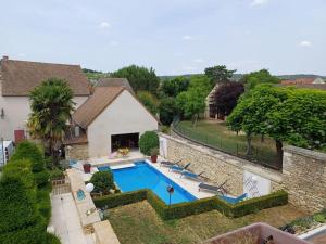 een luchtzicht op een huis met een zwembad bij LA CONFRERIE à MEURSAULT au CŒUR DE LA BOURGOGNE in Meursault