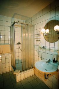 Ванная комната в Hotel Zum Schneekopf "Garni"