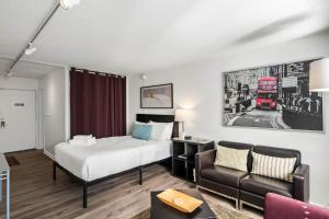 Katil atau katil-katil dalam bilik di Studios On 25th by BCA Furnished Apartments