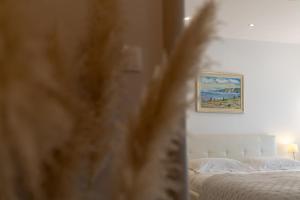- une chambre avec un lit orné d'une peinture murale dans l'établissement Florami Apartment, à Kaštela