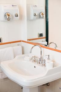 ein Bad mit einem Waschbecken und einem Spiegel in der Unterkunft Suite Casale Campovecchio in Grottaferrata
