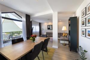 - une salle à manger et un salon avec une table et des chaises dans l'établissement Florami Apartment, à Kaštela