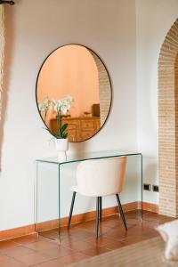 einen Tisch mit einem Stuhl und einem Spiegel in der Unterkunft Suite Casale Campovecchio in Grottaferrata