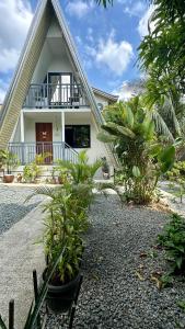 Taman di luar Manah Villa Batangas
