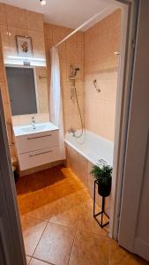 W łazience znajduje się wanna, umywalka i prysznic. w obiekcie Praska Syrena w Warszawie