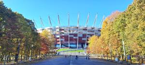 widok na stadion z budynkiem w obiekcie Praska Syrena w Warszawie