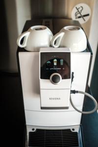 Příslušenství pro přípravu čaje a kávy v ubytování Hausboot Püntenel - stationär - Traumhafte Ferienwohnung AUF dem Wasser + 12 fotografií