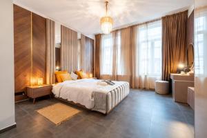 una camera con un grande letto e ampie finestre di luxueuse chambre de haut standing 1 a Bruxelles