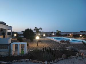 Villa con piscina por la noche en Villa Marinezzi, en Mesagne