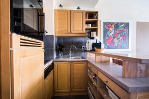 O bucătărie sau chicinetă la Résidence Les Terrasses d'Eos - maeva Home - Appartement 2 pièces 4 personne 034
