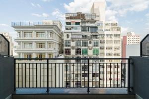 einen Balkon mit Blick auf hohe Gebäude in der Unterkunft BHomy Bela Vista Completo e localização APM1204 in São Paulo