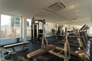 ein Fitnessstudio mit Cardiogeräten in einem Gebäude in der Unterkunft BHomy Apm in São Paulo
