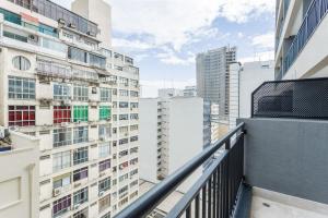 een balkon in een stad met hoge gebouwen bij BHomy Bela Vista Conforto, AC e Lazer APM1202 in Sao Paulo