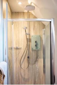 uma casa de banho com chuveiro em Doeling Barcombe em Isfield
