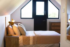 um quarto com uma cama e uma porta preta em Doeling Barcombe em Isfield
