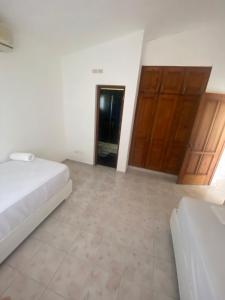 - une chambre avec un lit et 2 portes en bois dans l'établissement Hotel sun circle, à Punta Cana