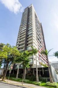 un edificio alto con árboles delante de él en BHomy Brooklin Moderno e com vista linda GB132B, en São Paulo