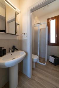 La salle de bains est pourvue d'un lavabo et de toilettes. dans l'établissement Baglio Tuzza, à Marsala