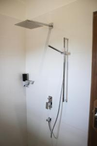 y baño con ducha y cabezal de ducha. en Loku, en Matara