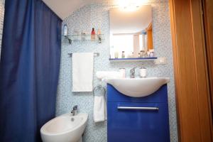 ein Bad mit einem Waschbecken und einem Spiegel in der Unterkunft CASA DEL MORO in Trapani