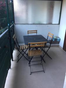 einen Tisch und zwei Stühle in einem Zimmer in der Unterkunft Gionova furnished flat in Aix-en-Provence