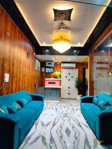 瓦拉納西的住宿－Hotel Vinayak Plaza，大堂在房间内配有蓝色沙发