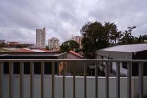 een balkon met uitzicht op de stad bij BHomy Brooklin - Com varanda espaçosa BUR205 in Sao Paulo