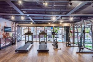 a gym with treadmills and ellipticals in a room at BHomy Brooklin - Com varanda espaçosa BUR205 in Sao Paulo