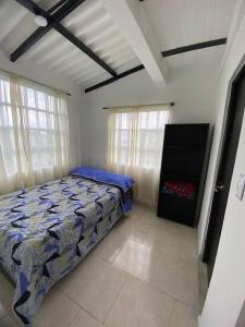 1 dormitorio con 1 cama y TV de pantalla plana en Palma real, en La Mesa