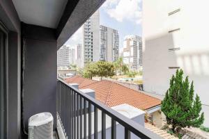 Cet appartement dispose d'un balcon offrant une vue sur la ville. dans l'établissement BHomy Brooklin - 300m a pé do metrô LAC210, à São Paulo
