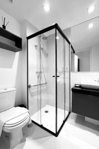 uma casa de banho com um chuveiro, um WC e um lavatório. em BHomy Brooklin - Novo c varanda integrada BUR102 em São Paulo