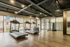 a gym with two treadmills and a treadmill at BHomy Brooklin - Novo c varanda integrada BUR102 in Sao Paulo