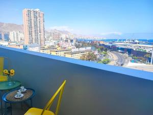 einen Balkon mit Stadtblick, einem Tisch und Stühlen in der Unterkunft Encantador depto 2D2B con estacionamiento vista al MAR ServicioHOM in Antofagasta