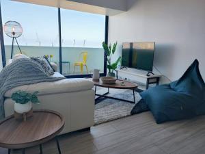 uma sala de estar com um sofá e uma mesa em Encantador depto 2D2B con estacionamiento vista al MAR ServicioHOM em Antofagasta