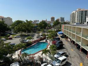 een zwembad op een parkeerplaats naast een hotel bij Hotel Chateaubleau in Miami