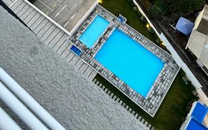 an overhead view of a swimming pool on a house at Departamento Reñaca alto in Viña del Mar